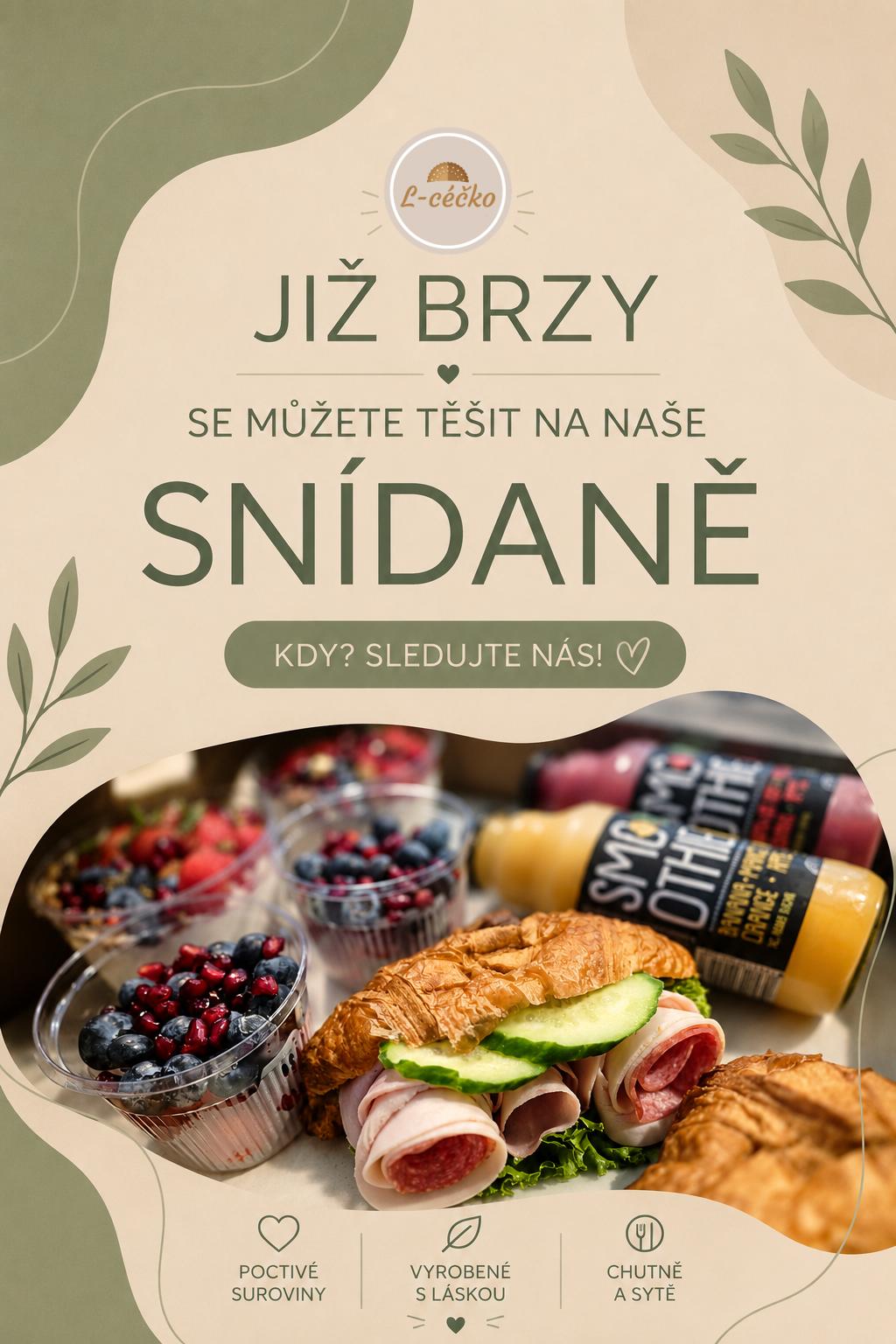 Reklamní leták s nápisem „Již brzy“ a snídaní: croissanty, šunka, ovoce a džem v misce.